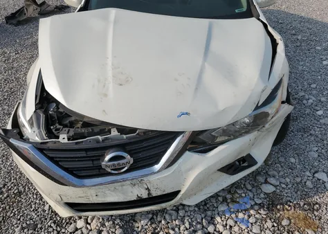 2017 Nissan Altima 2.5 z USA, uszkodzony, nr VIN 1N4AL3AP4HC470878